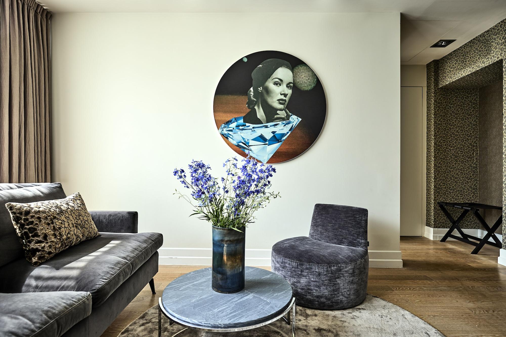 H15 Boutique Hotel, Warsaw, A Member Of Design Hotels Exteriér fotografie The painting "The Blue Lady" by artist Mark Foxley
